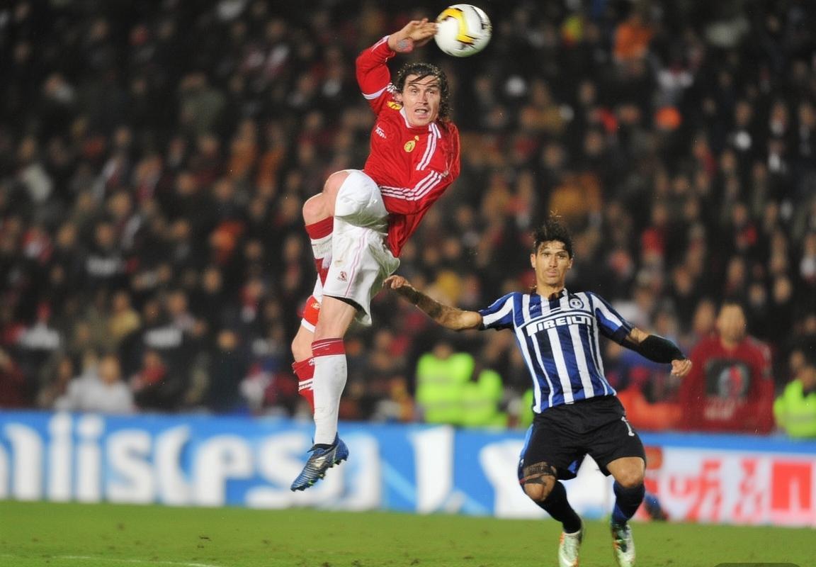 贝尔与麦孔巅峰对决：速度与智慧足球传奇(图1)